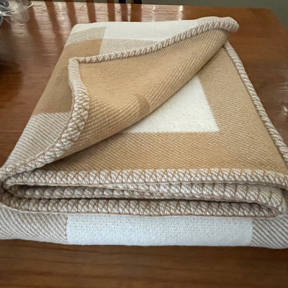 Ralph Lauren Stadium Jacquard Throw Blanket 54x72 Camel Tan Beige Soft - Picture 8 of 9